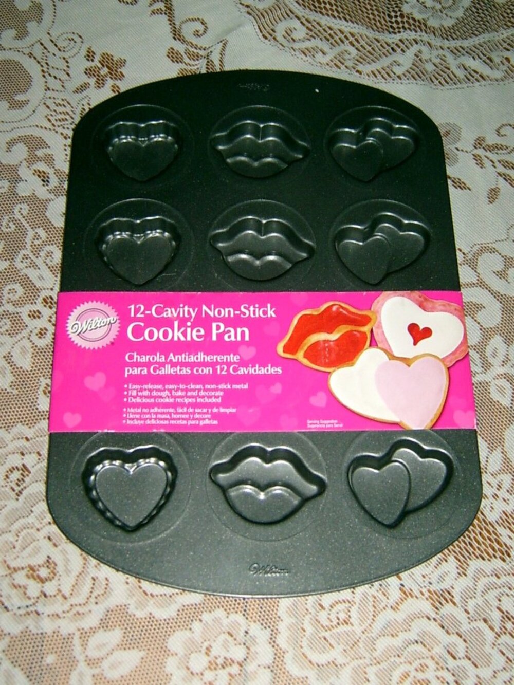Wilton 12-Cavity Non-Stick Valentine Cookie Pan NWT